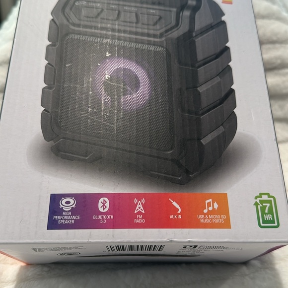 ILIVE Wireless Tailgate Speaker with Color Changing Lights and 7 Hr Charge. - Picture 2 of 6